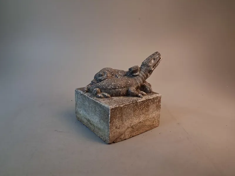 Fontän skal, motiv 2 ödlor. Trasig i mun.