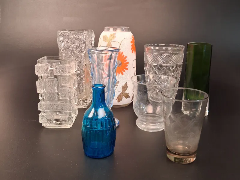 Diverse vaser i glas.