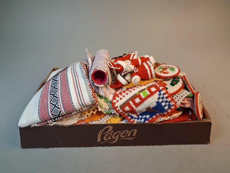 Diverse textil. Bl.a Dukar, virkat.