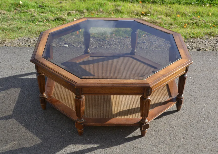 Soffbord. Octagon, Mahogny med glasskiva, 1900-talet.