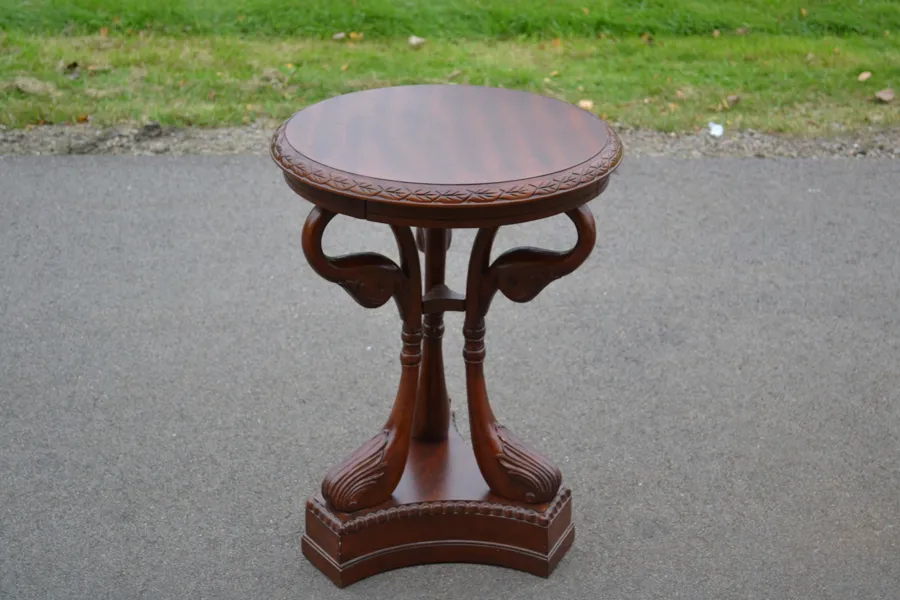 Sidobord/pelarbord. Mahogny med dekor av svanar. 1900/2000-talet.