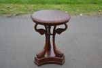 Sidobord/pelarbord. Mahogny med dekor av svanar. 1900/2000-talet.