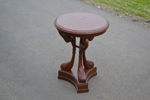 Sidobord/pelarbord. Mahogny med dekor av svanar. 1900/2000-talet.