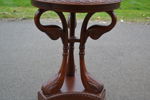Sidobord/pelarbord. Mahogny med dekor av svanar. 1900/2000-talet.