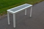 Sidobord med fasettslipad glasskiva.