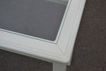 Sidobord med fasettslipad glasskiva.