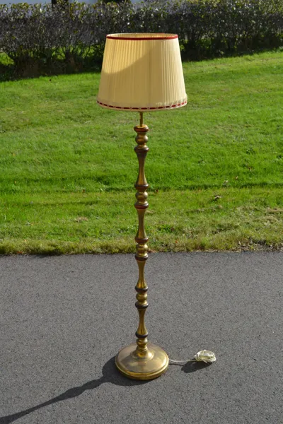 Golvlampa. Mässing & trä, 1900-talet.