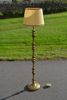 Golvlampa. Mässing & trä, 1900-talet.