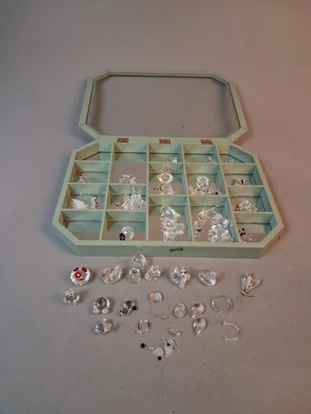 Swarovski. Diverse miniatyrer med väggskåp. 
