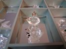 Swarovski. Diverse miniatyrer med väggskåp. 