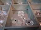 Swarovski. Diverse miniatyrer med väggskåp. 