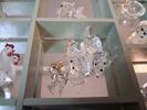 Swarovski. Diverse miniatyrer med väggskåp. 