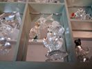 Swarovski. Diverse miniatyrer med väggskåp. 
