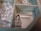 Swarovski. Diverse miniatyrer med väggskåp. 