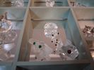 Swarovski. Diverse miniatyrer med väggskåp. 