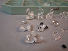 Swarovski. Diverse miniatyrer med väggskåp. 