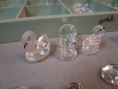 Swarovski. Diverse miniatyrer med väggskåp. 