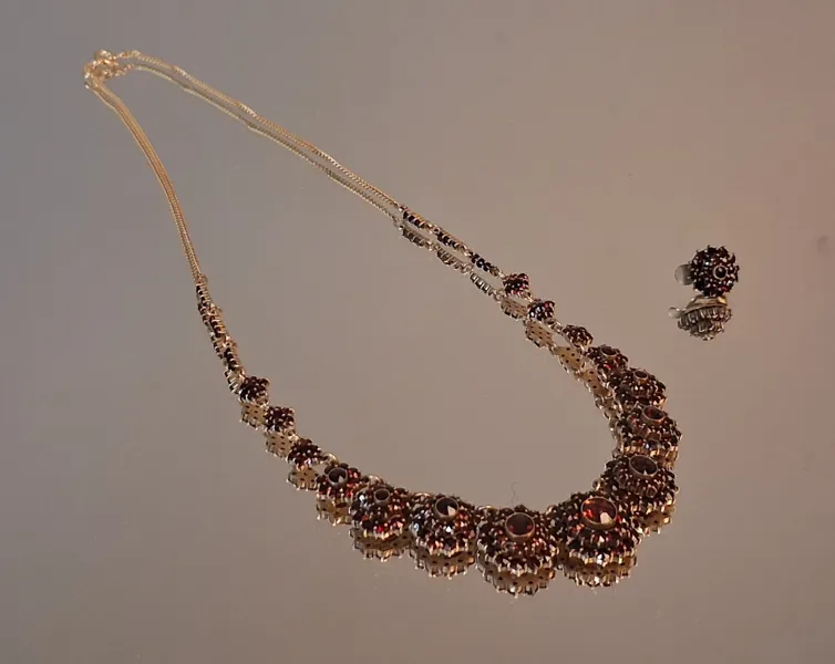 Collier & ett öronhänge, förgyllt silver med granater.