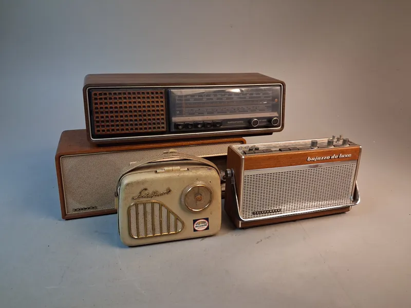 4 Radio apparater. Telefunken, Philips, SUDFUNK.
Säljes som prydnader.