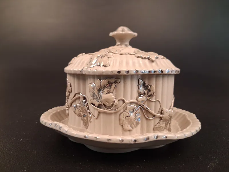 Smörask, stengods. Villeroy & Boch, Mettlach. Tyskland. 1800-tal.