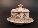Smörask, stengods. Villeroy & Boch, Mettlach. Tyskland. 1800-tal.