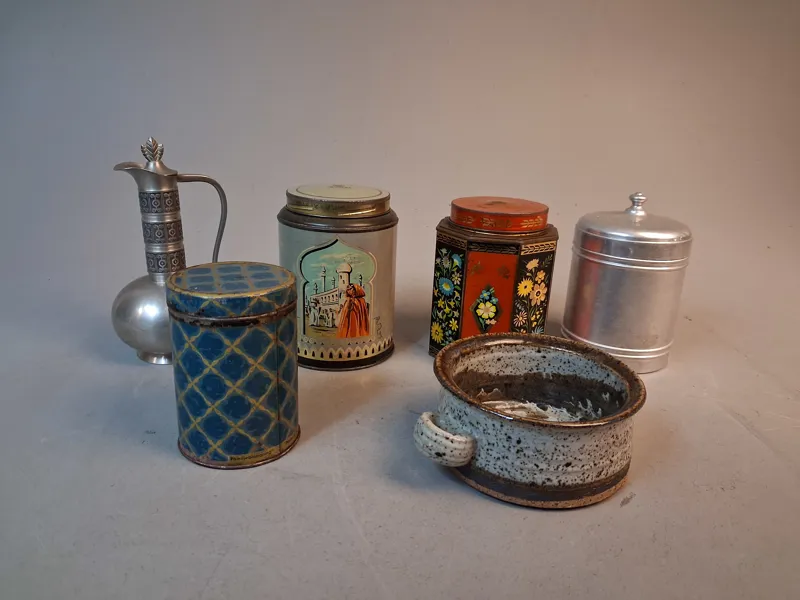 Diverse. Bl.a plåtburkar.