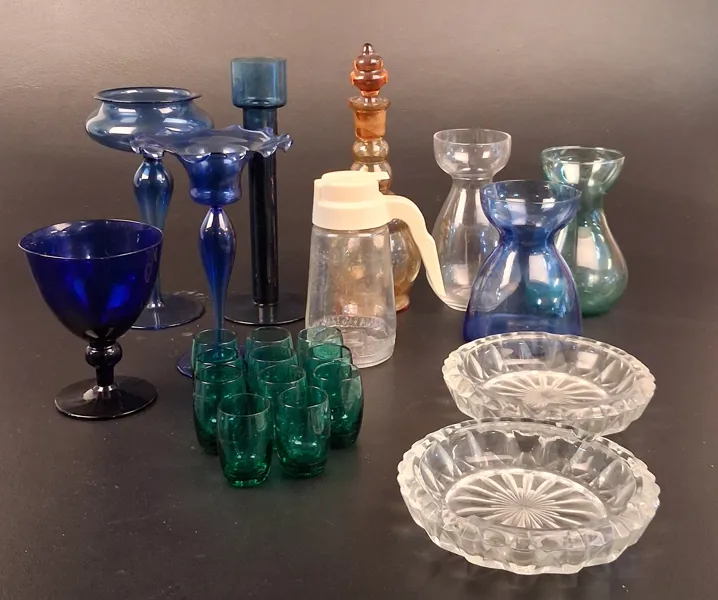 Diverse glasföremål. Bl.a 3 Hyacintvaser m.m.