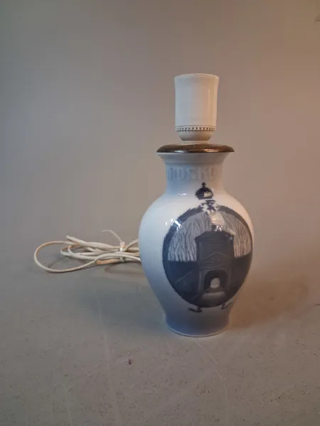 Bordsbelysning, Royal Copenhagen motiv "Rundeskvedagen" Bordslampa Omgjord vas.