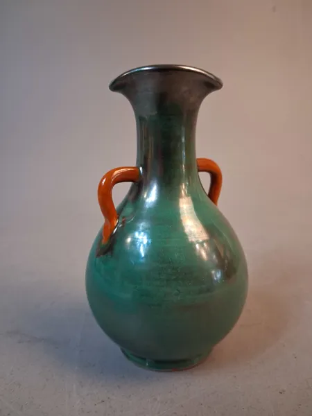 Vas, hänkelvas, Upsala Ekeby. Modelnummer 1586. Datering 1922-1935.