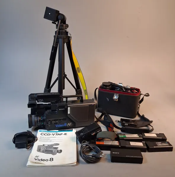 Analog kamera Konica, digitalkamera samsung, Video kamera Sony, samt tillbehör.