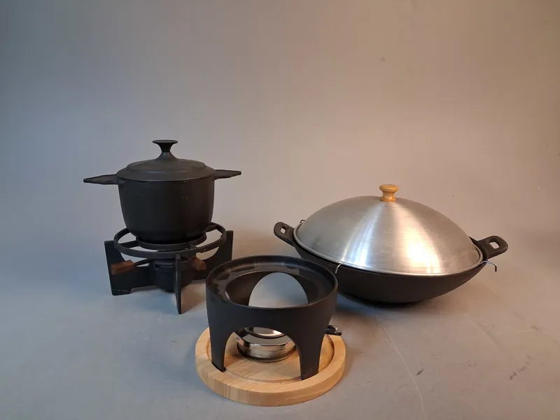 Wokgryta & Fonduegryta med 2 ställningar. Gjutjärn.