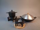Wokgryta & Fonduegryta med 2 ställningar. Gjutjärn.