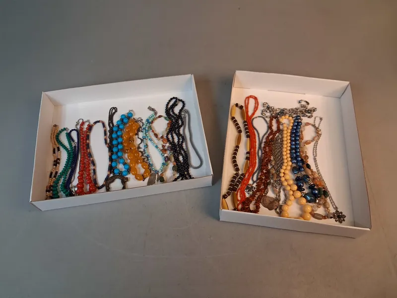 Diverse halsband.