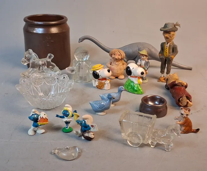 Diverse. Bl.a Höganäs, glas, smurfar, trägubbar.