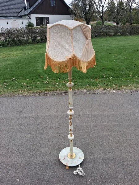 Golvlampa. Onyx & Gulmetall, 1900-talets andra hälft.