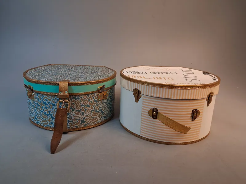 2 Hattaskar. Bemålade. 