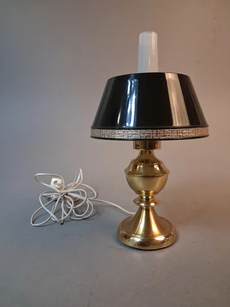 Bordslampa. Mässing, EWÅ, 1900-talets andra hälft.