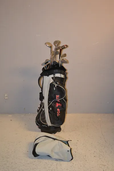 Golfbag med diverse klubbor.