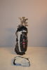 Golfbag med diverse klubbor.