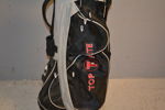 Golfbag med diverse klubbor.
