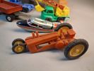 Diverse äldre defekta leksaker.