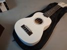 Diverse leksaker. Bl.a spelkulor, Ukulele m.m.