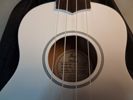 Diverse leksaker. Bl.a spelkulor, Ukulele m.m.