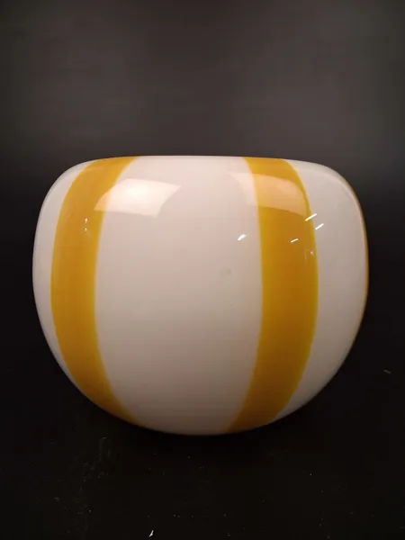 Vas. "Spirello" Åhlens. Vit & Gul. Glas.