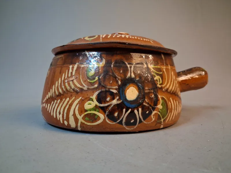 Handmålad Mexikansk rödlera-skål med lock och handtag, "Bönkruka" "Cazuela".