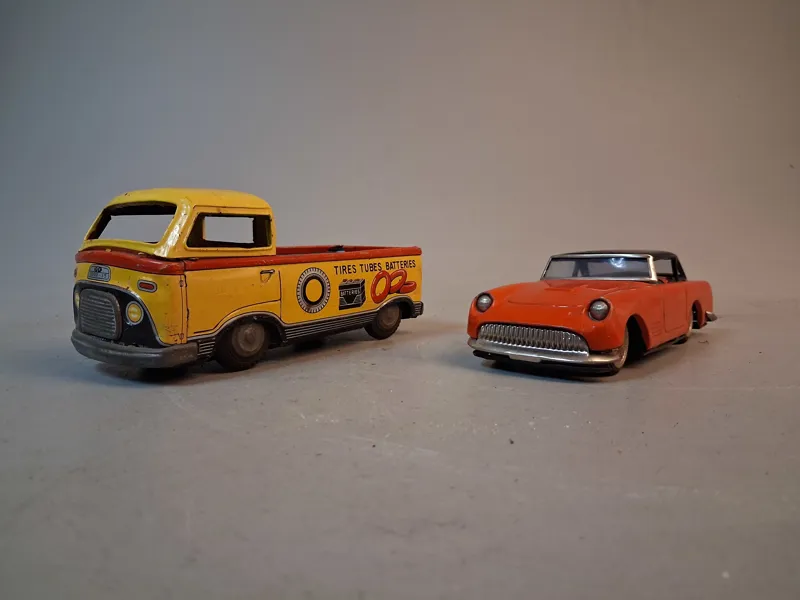 2 Plåtbilar. Bl.a Ferrari Japan.