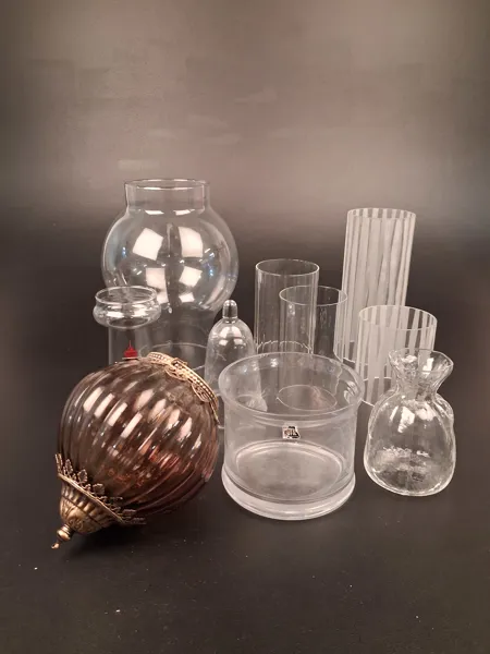 Diverse glasföremål.
