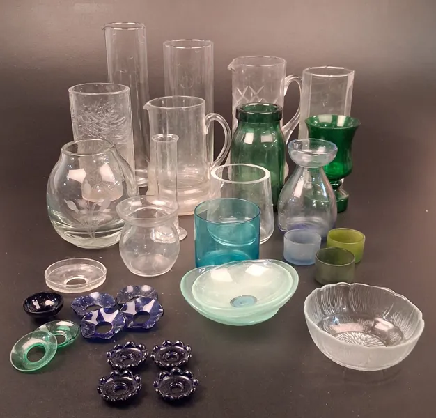 Diverse glasföremål.