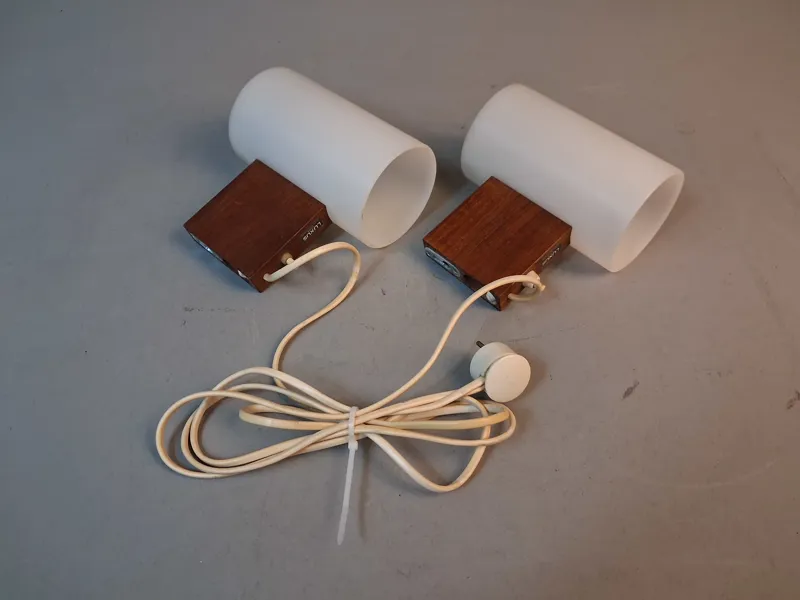 UNO & ÖSTEN KRISTIANSSON. 2 vägglampor, Luxus, Teak & plast, 1960-talet.