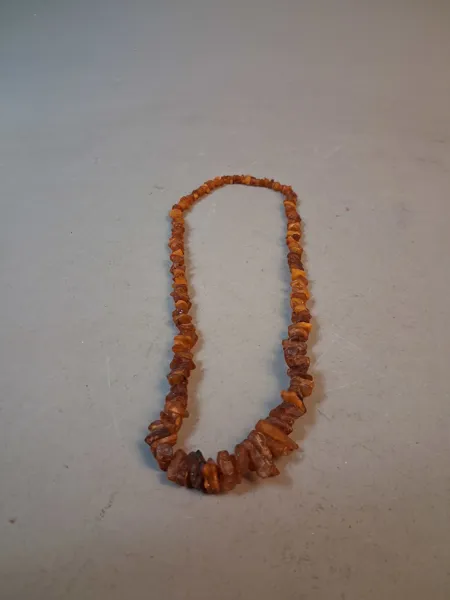 Bärnstenshalsband.